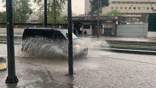 Aniden bastıran sağanak yağış sürücülere zor anlar yaşattı