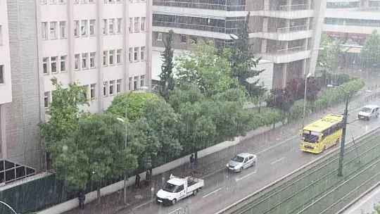 Aniden bastıran sağanak yağış vatandaşları hazırlıksız yakaladı