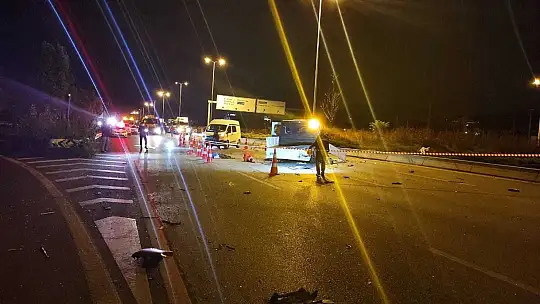 Ankara'da aydınlatma direklerine bakım yapan işçilere araba çarptı: 1 ölü, 3 yaralı