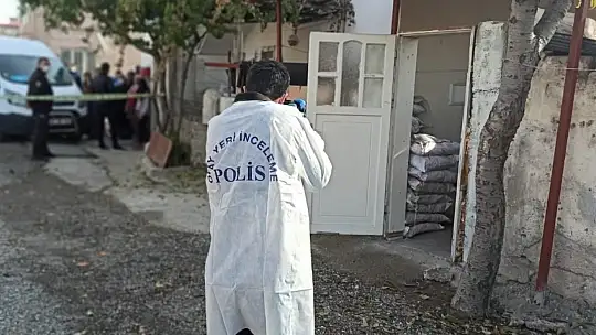 Annesini bıçaklayarak öldürdü