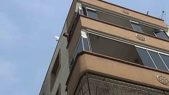 Apartmanda çıkan yangında anne ve 3 çocuğu mahsur kaldı