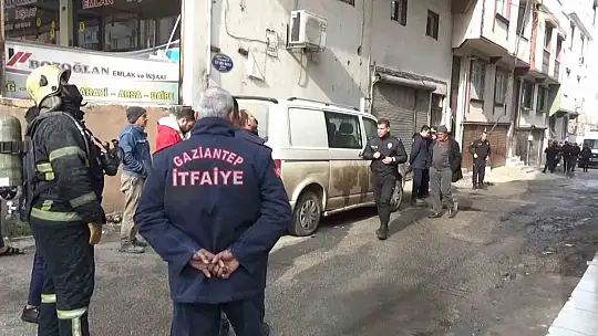 Apartmanda çıkan yangında anne ve 3 çocuğu mahsur kaldı
