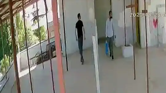 Apartmanların asansörlerine dadanan hırsızlar kamerada