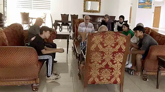 Arabanlı öğrenciler huzurevindeki yaşlıları ziyaret etti