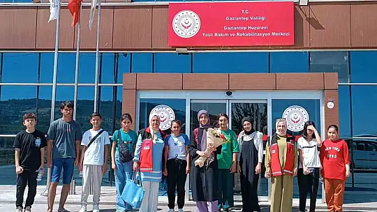 Arabanlı öğrenciler huzurevindeki yaşlıları ziyaret etti