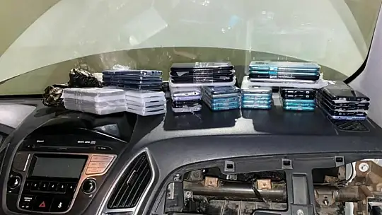 Aracın gizli bölmesinde kaçak telefonu yakalandı