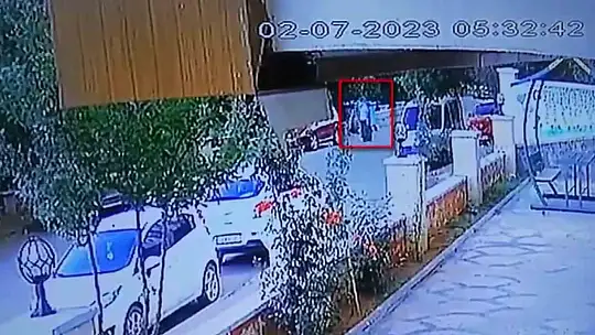 Araçtan hırsızlık yapan şüpheli, polisten kaçamadı