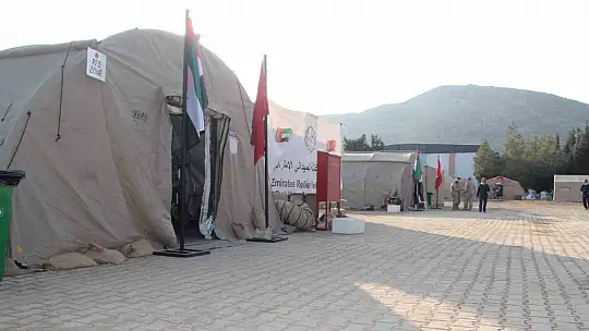 Arap Emirlikleri'nin kurduğu sahra hastanesi depremzedelere şifa oldu