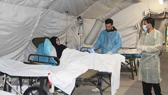 Arap Emirlikleri'nin kurduğu sahra hastanesi depremzedelere şifa oldu