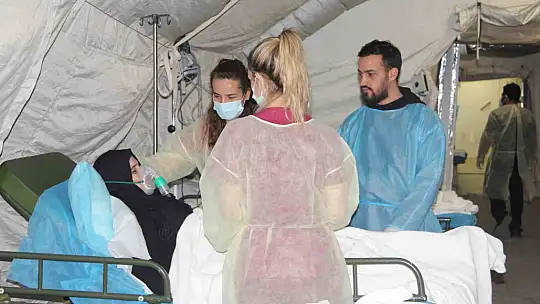 Arap Emirlikleri'nin kurduğu sahra hastanesi depremzedelere şifa oldu