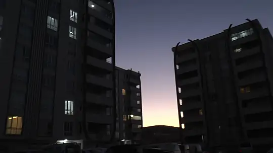 Arsa sahibi ile müteahhit firma zıtlaştı, tapusunu alamayan ev sahipleri sokağa atıldı