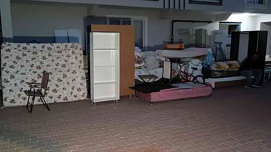 Arsa sahibi ile müteahhit firma zıtlaştı, tapusunu alamayan ev sahipleri sokağa atıldı