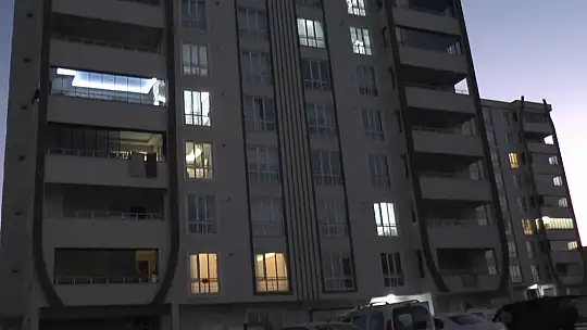 Arsa sahibi ile müteahhit firma zıtlaştı, tapusunu alamayan ev sahipleri sokağa atıldı