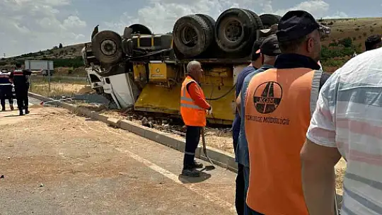 Asfalt döküm kamyonu ile otomobil çarpıştı: 1 ölü, 1 yaralı