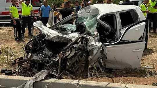 Asfalt döküm kamyonu ile otomobil çarpıştı: 1 ölü, 1 yaralı