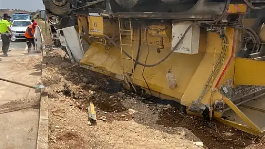 Asfalt döküm kamyonu ile otomobil çarpıştı: 1 ölü, 1 yaralı