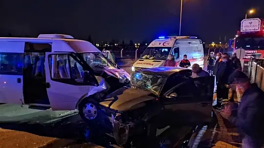 Askeri personel taşıyan minibüs ile otomobil çarpıştı: 8 yaralı