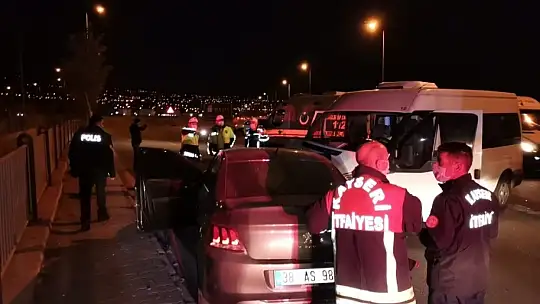 Askeri personel taşıyan minibüs ile otomobil çarpıştı: 8 yaralı
