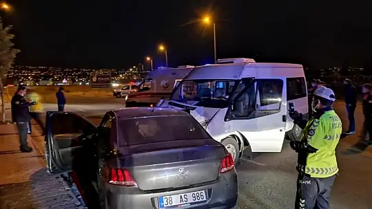 Askeri personel taşıyan minibüs ile otomobil çarpıştı: 8 yaralı