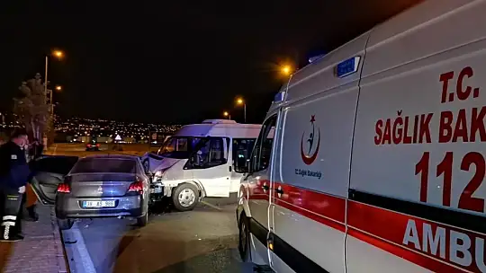 Askeri personel taşıyan minibüs ile otomobil çarpıştı: 8 yaralı