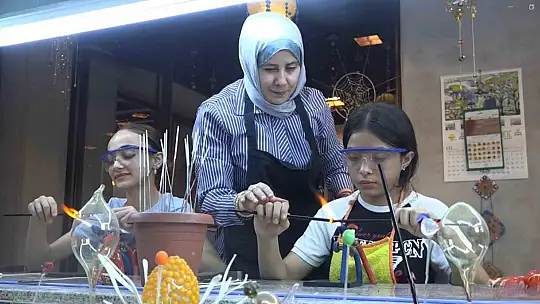 Atık cam şişeler, genç yeteneklerin ellerinde sanat eserine dönüşüyor