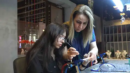 Atık cam şişeler, genç yeteneklerin ellerinde sanat eserine dönüşüyor