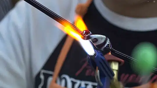 Atık cam şişeler, genç yeteneklerin ellerinde sanat eserine dönüşüyor