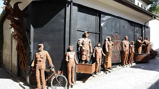 Atık demirlerden yapılan figürler, Bey Mahallesi'ne renk katıyor