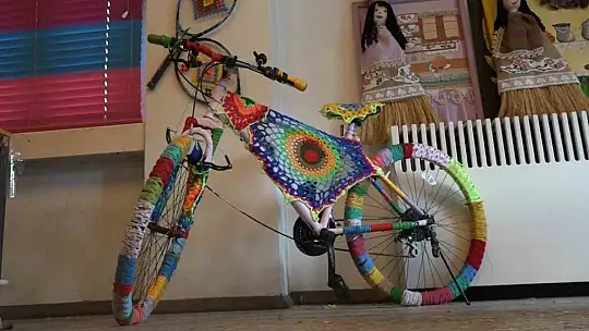 Atık malzemeler öğrencilerin elinde sanat eserine dönüşüyor