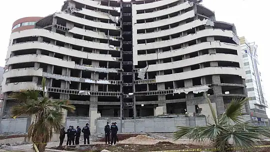 Atıl durumdaki otel binasının otopark kısmı çöktü