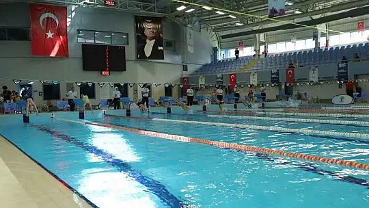 Atılan kulaçlar ve yapılan hamlelerde bayram coşkusu vardı
