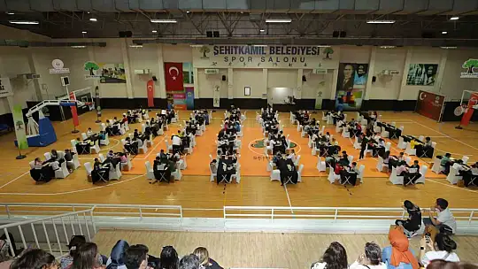 Atılan kulaçlar ve yapılan hamlelerde bayram coşkusu vardı