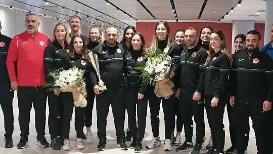 Tarihte ilk kez Avrupa şampiyonu olan Kadın Güreş Milli Takımı yurda döndü