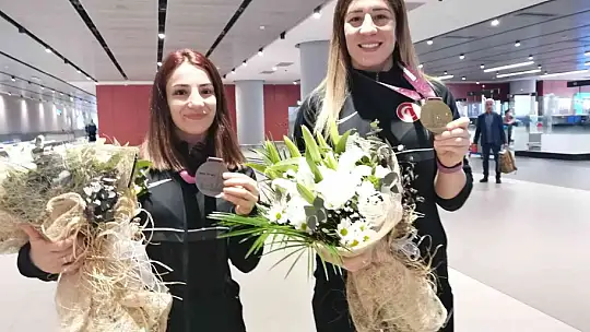 Tarihte ilk kez Avrupa şampiyonu olan Kadın Güreş Milli Takımı yurda döndü