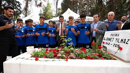 Avukat Ahmet Yılmaz mezarı başında anıldı
