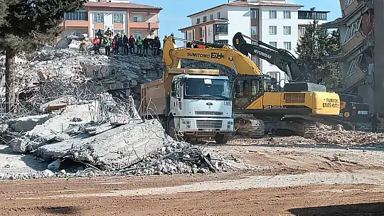 Ayşe-Mehmet Polat Sitesi'nde arama kurtarma çalışmaları 131 saattir sürüyor