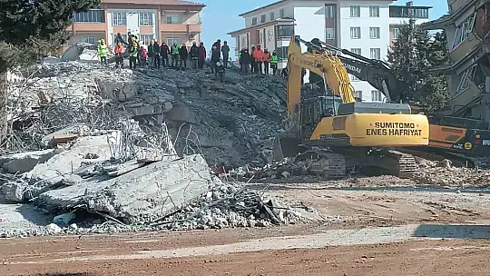Ayşe-Mehmet Polat Sitesi'nde arama kurtarma çalışmaları 131 saattir sürüyor
