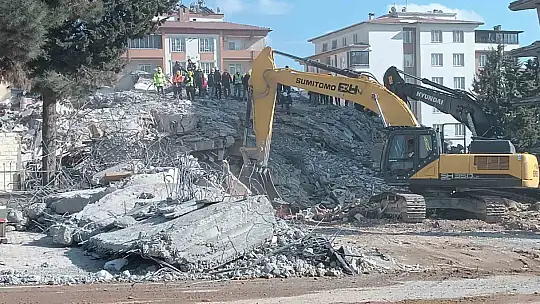 Ayşe-Mehmet Polat Sitesi'nde arama kurtarma çalışmaları 131 saattir sürüyor