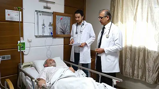 Baba oğul aynı hastanede şifa dağıtıyor