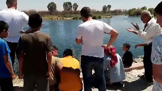 Baba-oğul girdikleri Fırat Nehri'nde kayboldu