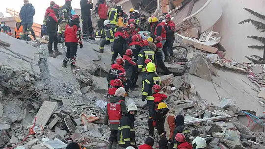 Baba ve 2 oğlu enkazdan 76 saat sonra kurtarıldı