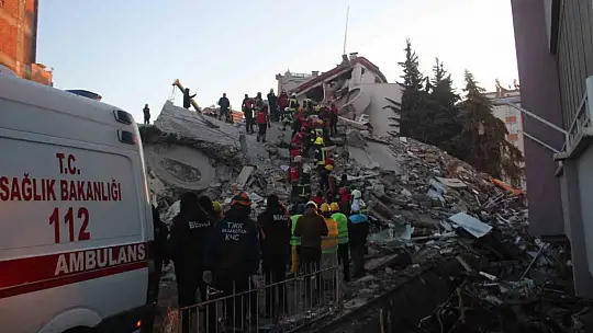 Baba ve 2 oğlu enkazdan 76 saat sonra kurtarıldı