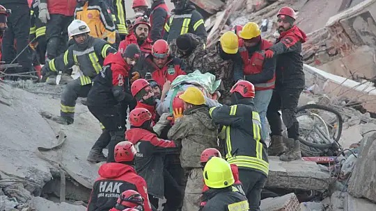 Baba ve 2 oğlu enkazdan 76 saat sonra kurtarıldı