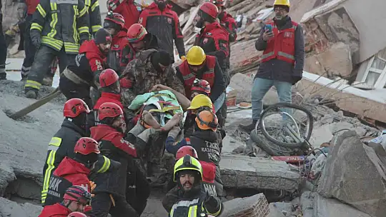 Baba ve 2 oğlu enkazdan 76 saat sonra kurtarıldı