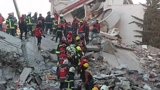 Baba ve 2 oğlu enkazdan 76 saat sonra kurtarıldı