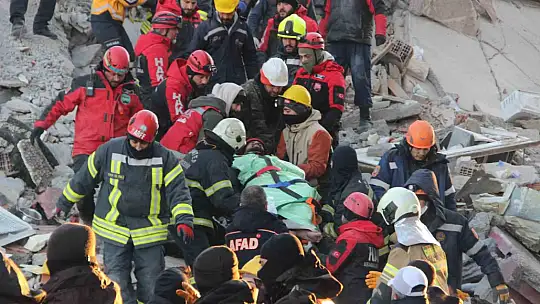 Baba ve 2 oğlu enkazdan 76 saat sonra kurtarıldı