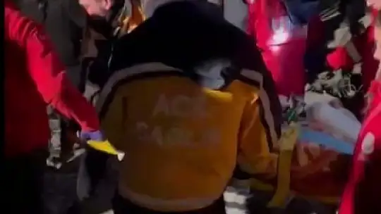 Baba ve kızı depremin 71. saatinde yaralı olarak kurtarıldı