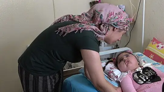 Bademcik ameliyatından sonra bitkisel hayata giren minik kızın yaşam mücadelesi