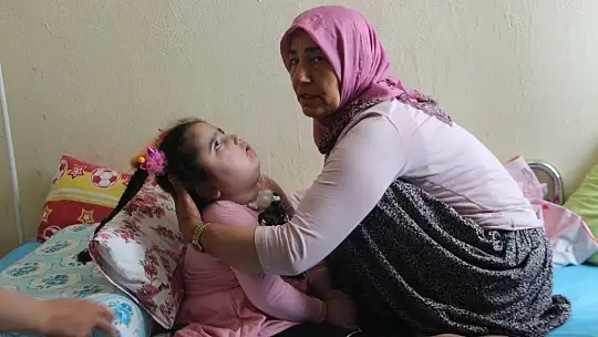 Bademcik ameliyatından sonra bitkisel hayata giren minik kızın yaşam mücadelesi