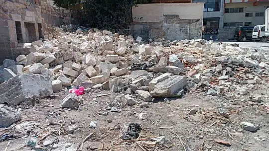 Bağımlıların mesken tuttuğu metruk binalar yıkıldı